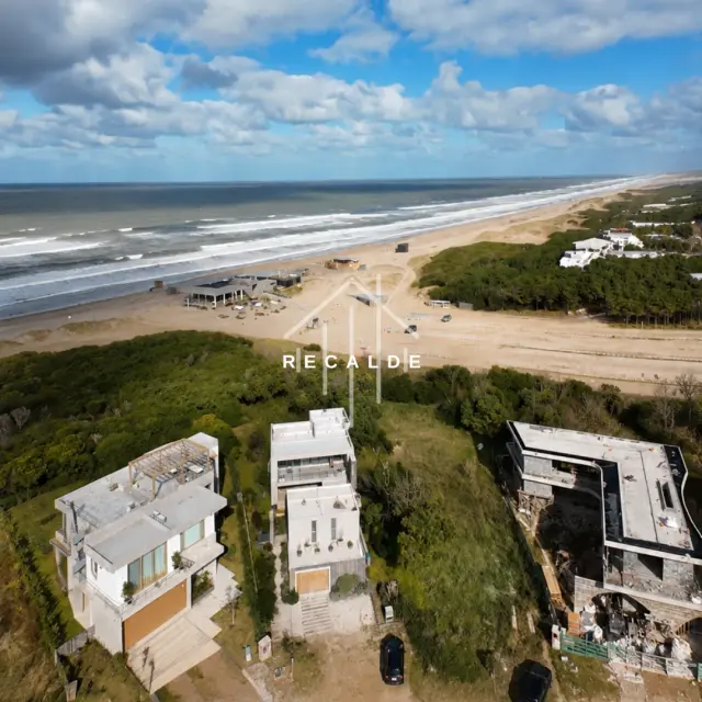 LOTE EN PRIMERA LÍNEA AL MAR EN COSTA ESMERALDA