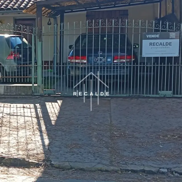 Propiedad multifuncional con vivienda, pileta, quincho y 5 locales comerciales con renta activa